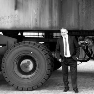 "Yo, para ser feliz quiero un camión", parece decir el embajador. Foto sacada de su exquisito facebook: imperdible, oigan. 